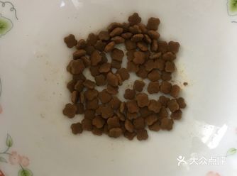 配合肉罐头一百克，一天大约二百克。是原来一顿的量