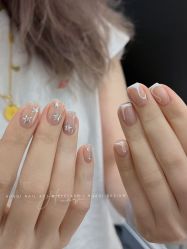-花岐款式专研健康美甲沙龙