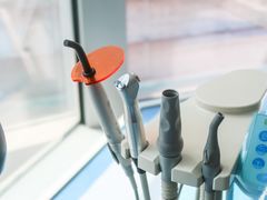 -瑞尔齿科(南京东路名人诊所)