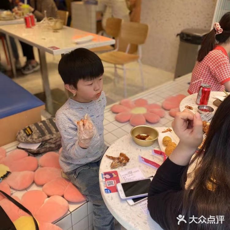 蘸酱跟炸鸡融入的很好