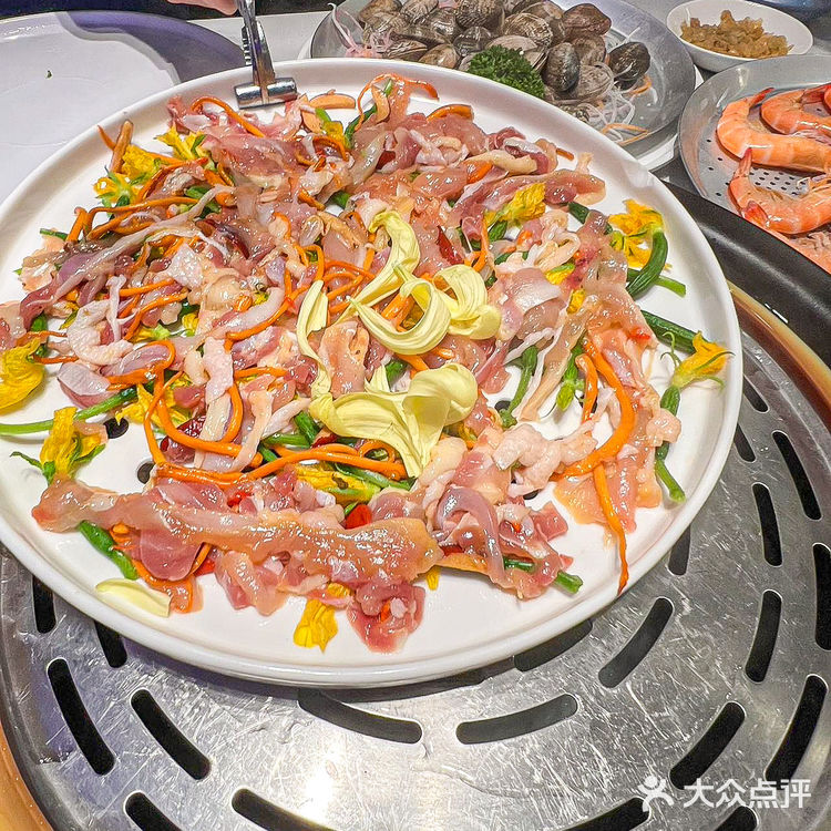 广东人吃海鲜追求一个“鲜”字蒸汽火锅吃过的人都懂