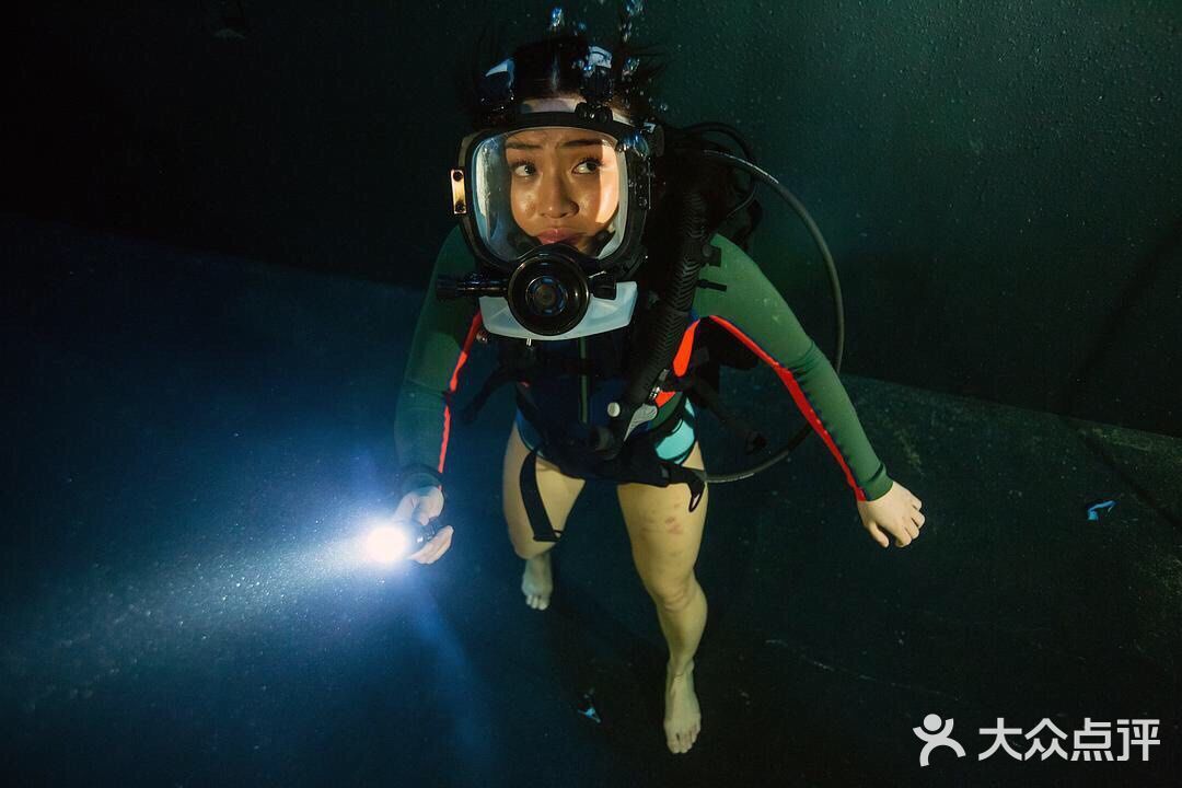 《鲨海逃生》在几个海底秘道中寻找出口的戏码
