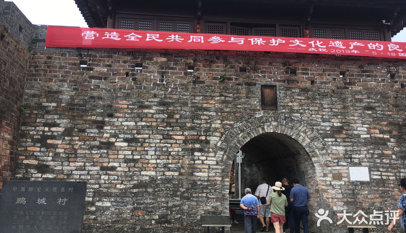 青石板路也感觉古色古香 连路牌都做得精致有心