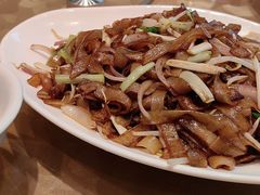 干炒牛河-朱记乳鸽王·非遗石岐乳鸽·全鸽宴(大兴旗舰店)