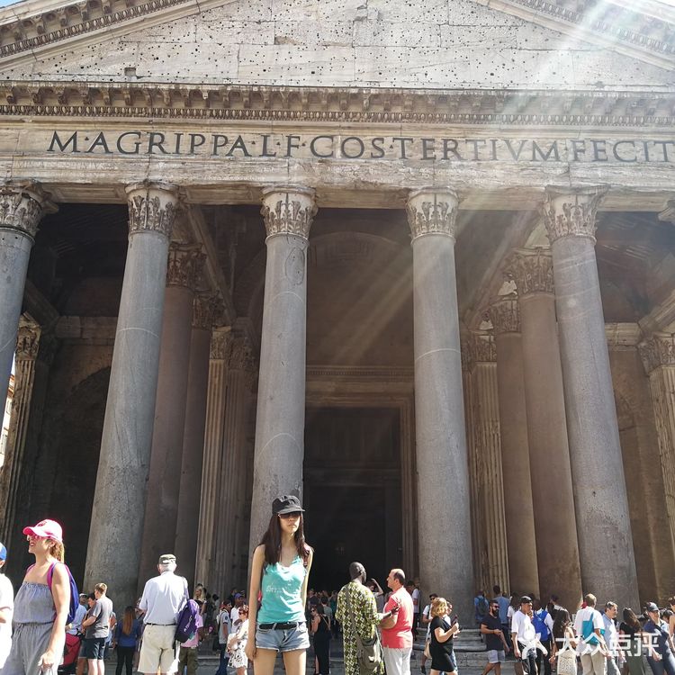 万神殿前好多人，排队排了很久