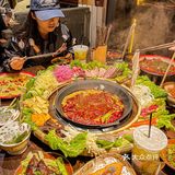 太原的！太原的！你永远可以相信人很多的火锅店……