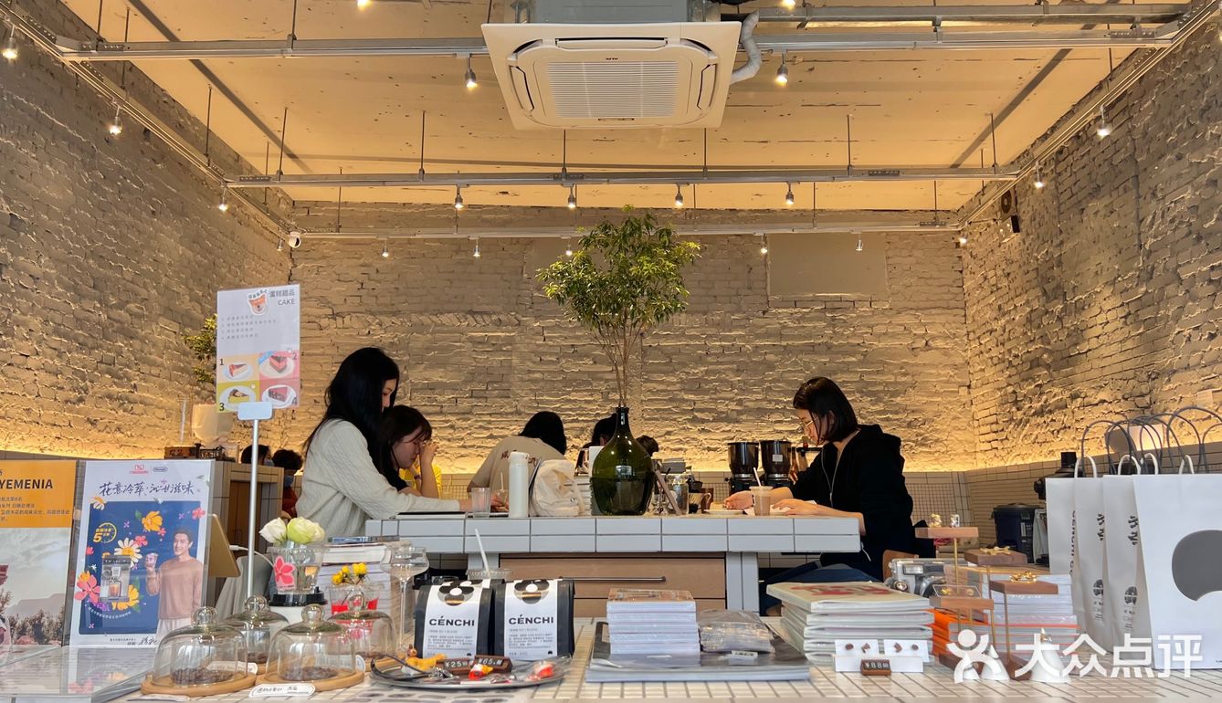 拥有中央开放式吧台的一家社区咖啡厅