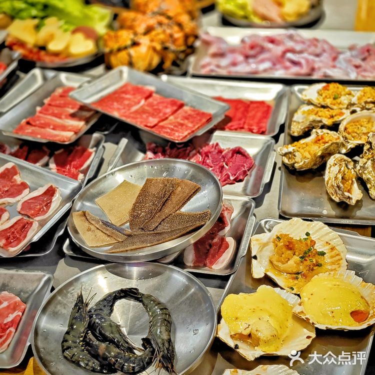 听朋友介绍五角场新开了一家铜炉火锅自助。羊肉串