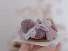 紫罗兰黑醋栗泡芙-Ten Olives甜点