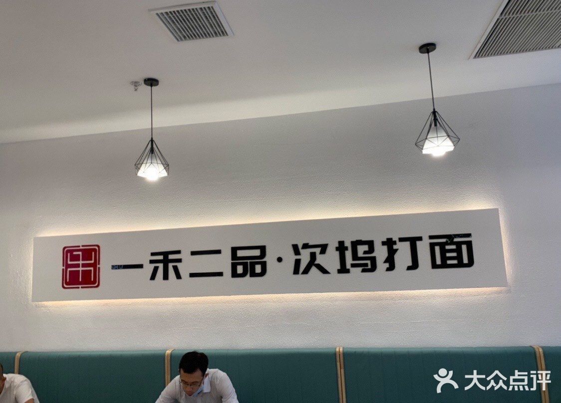 便找了个靠中间的位置坐下来