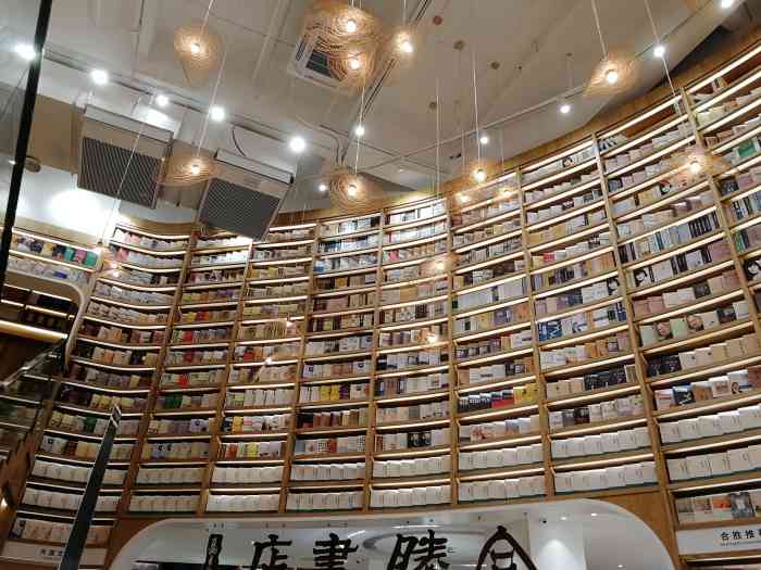 合胜书店-"网红书店这个名号算是过去了吧,少了那些到.