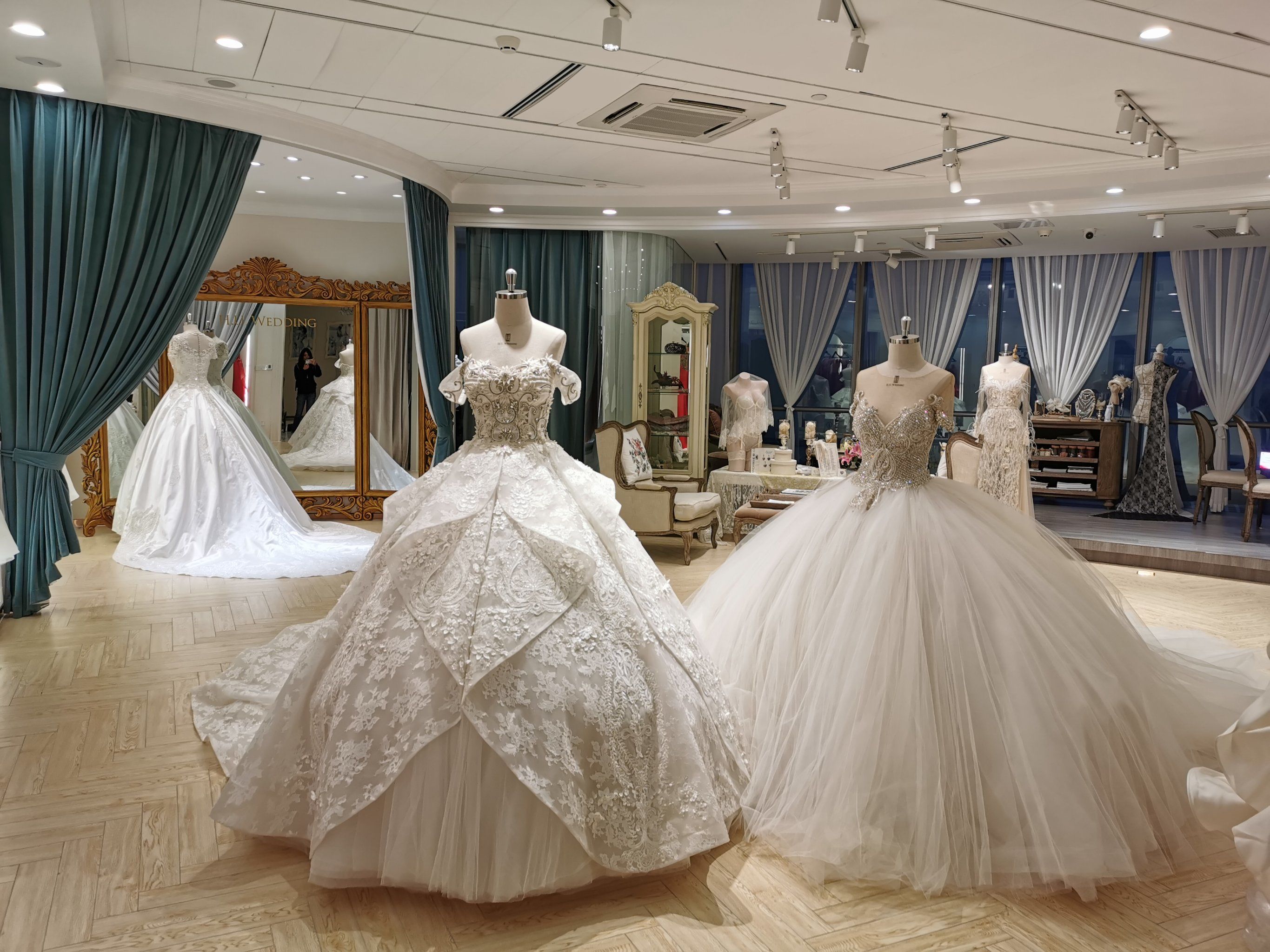 婚纱制作非常精致,款式也非常惊艳,件件都是精品,还经常给时尚活动