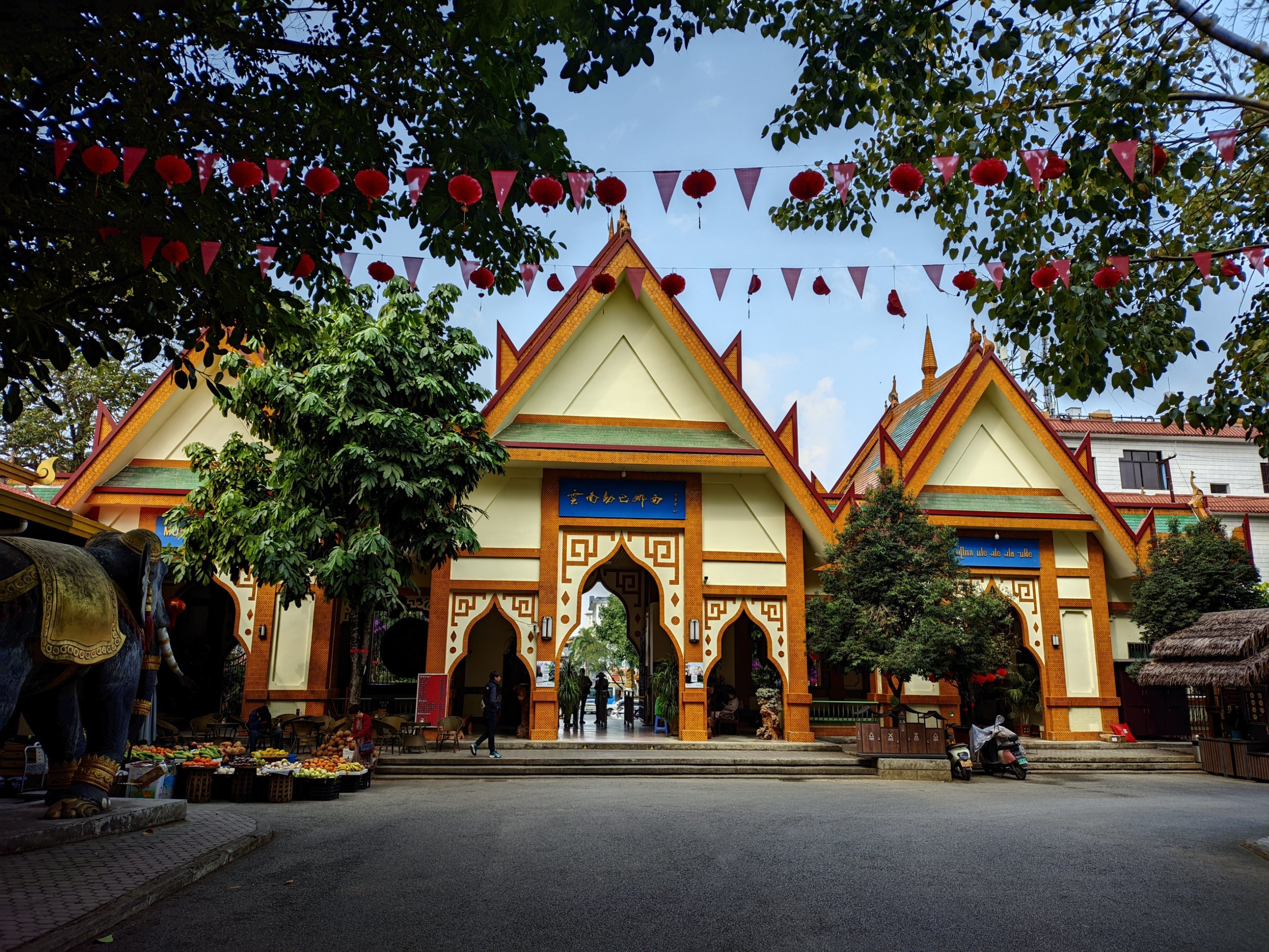 芒市,吃吃逛该都不错