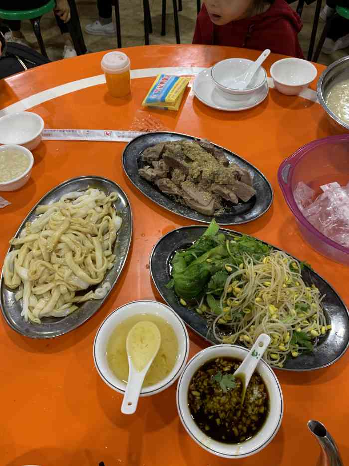 水东兴记鸭粥店(茂名店"高铁下车饿晕了,直接杀到店里!店里环境卫.