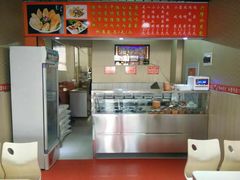 三鲜猪肉，肝肠猪肉，韭菜鸡蛋，的都一块钱一个特别好吃，粥也特别好喝，还有很多小菜，鸡蛋糕，鸡蛋闷子。-兴隆水煎包(学院路分店)