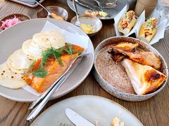 烟熏三文鱼配烤饺子皮和芥末籽酱-BOR Eatery(安福路店)