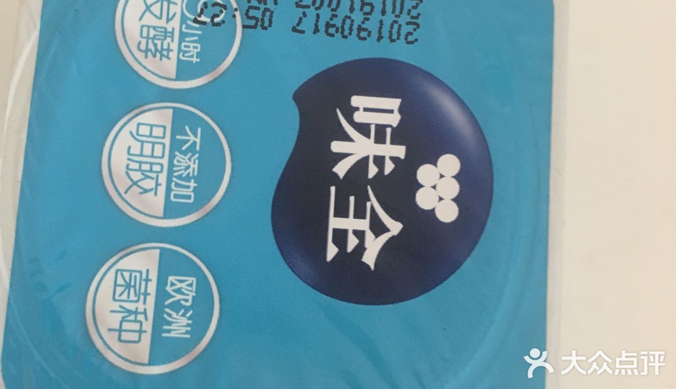 切块备用，锅中倒入冷水，把紫薯放在锅里面蒸熟