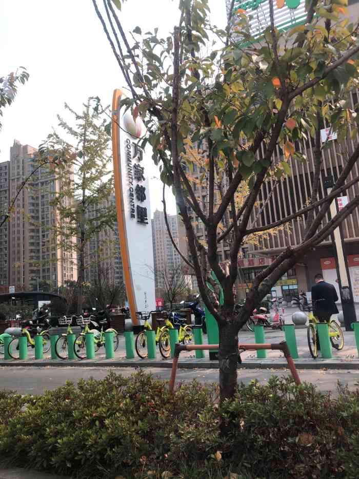 万家邻里生活广场b座-"【location】: 在地铁站孙武纪念.