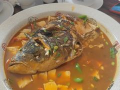 红烧鱼头-菜根香土菜馆