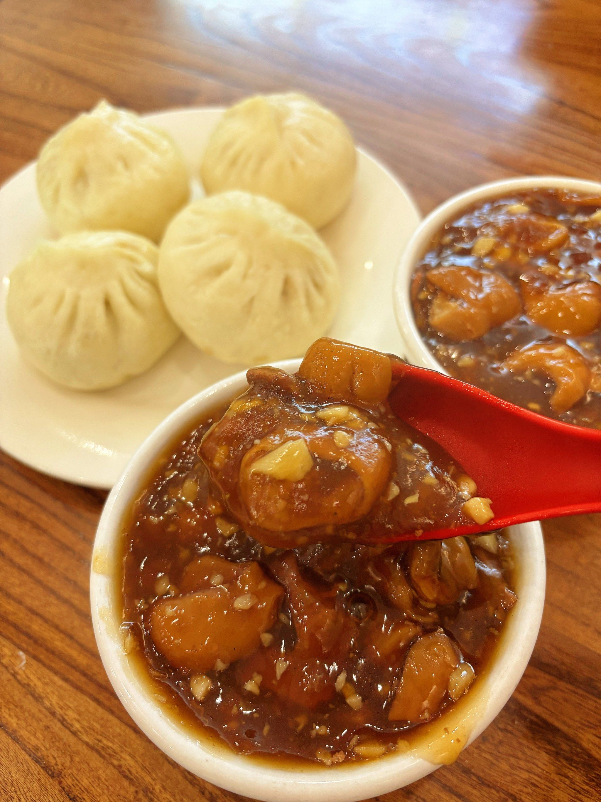 吃炒肝儿必须配包子呀!