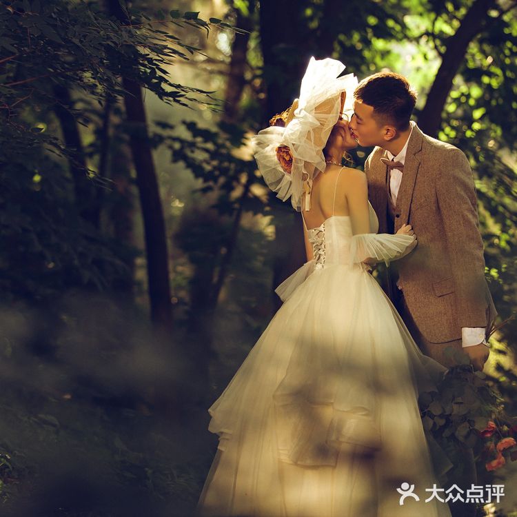 今天和大家分享一组轻复古森系婚纱客片作品