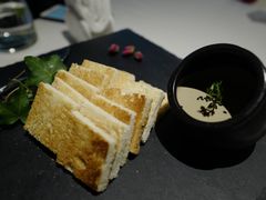 盐水鸭肝酱配烤面包片-梧桐