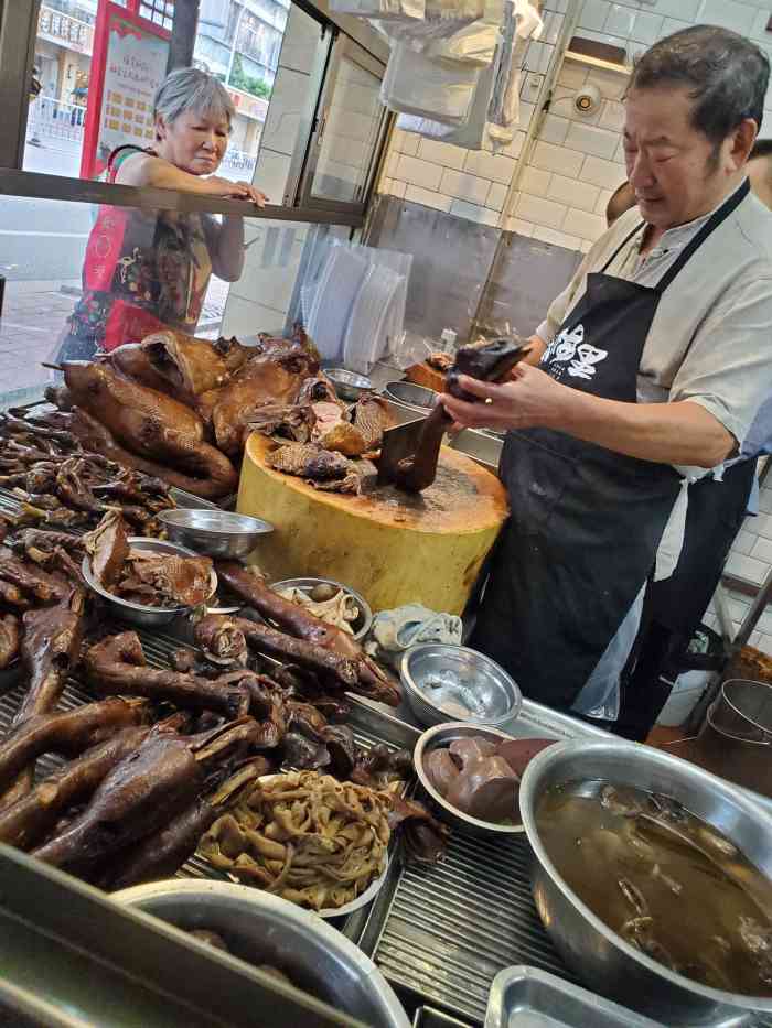 鹅肉好吃老板听说我们远道而来打包坐飞机还特意给我们尝了