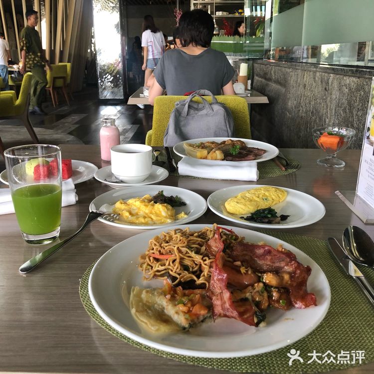 当地的网红酒店了，在酒店内完全可以不出门吃完好几天
