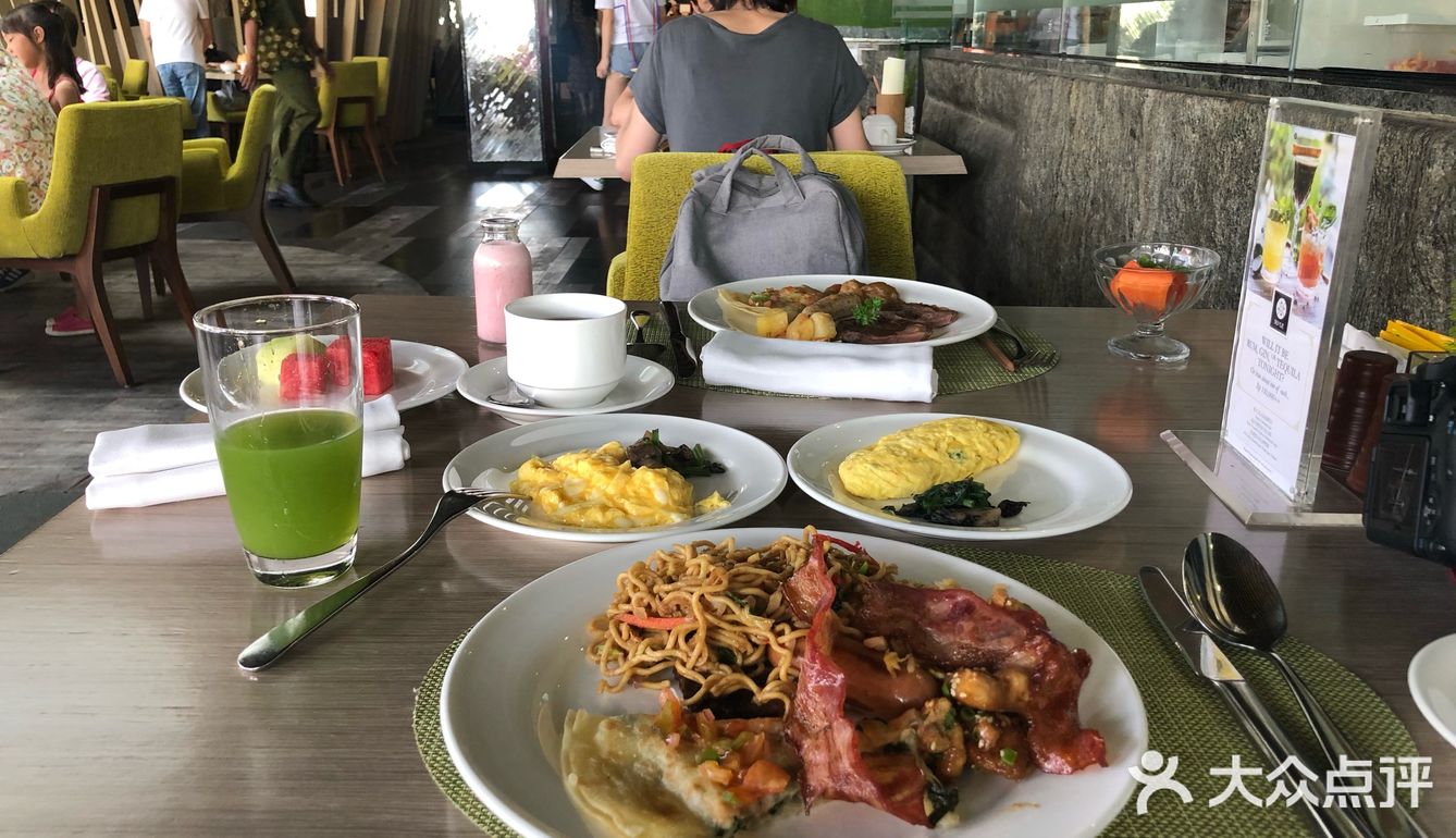 当地的网红酒店了，在酒店内完全可以不出门吃完好几天