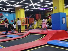 -爱蹦iBOON蹦床运动馆(江汉店)