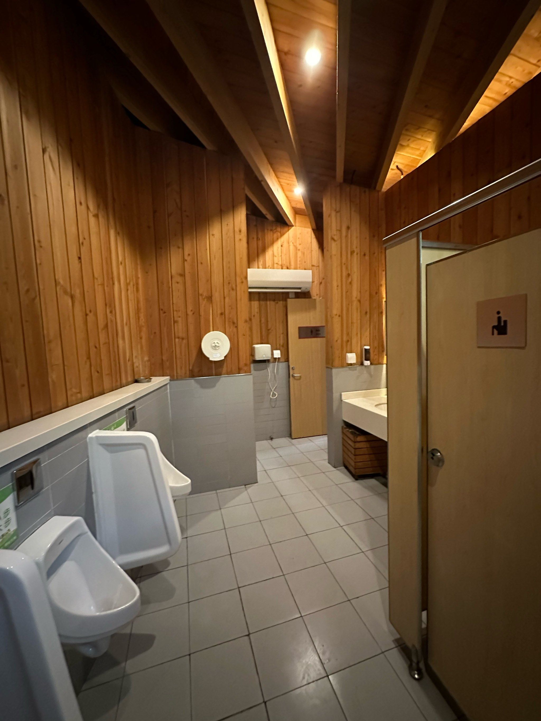 都来这里上厕所,这里有空调