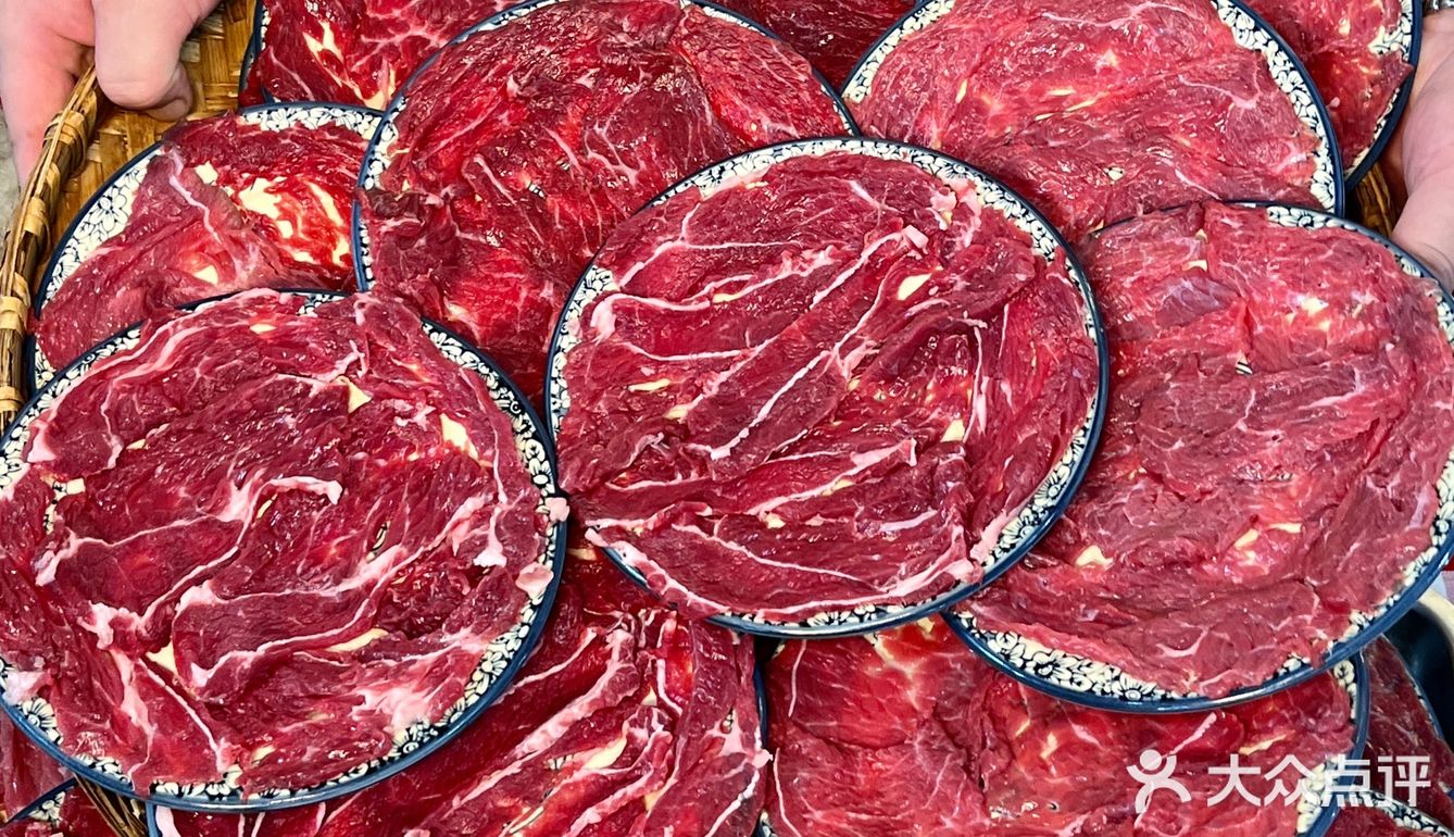 成都！老外冒雨来吃的社区火锅！现切牛肉9.9