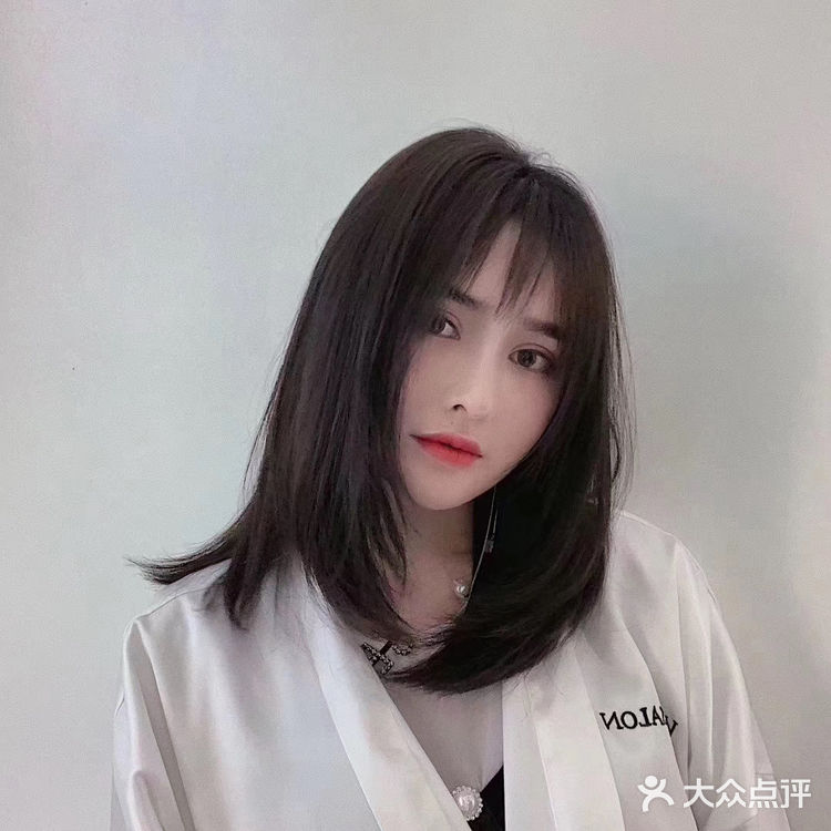 这是一款齐肩卷发，发尾是比较蓬松又不夸张的自然卷度