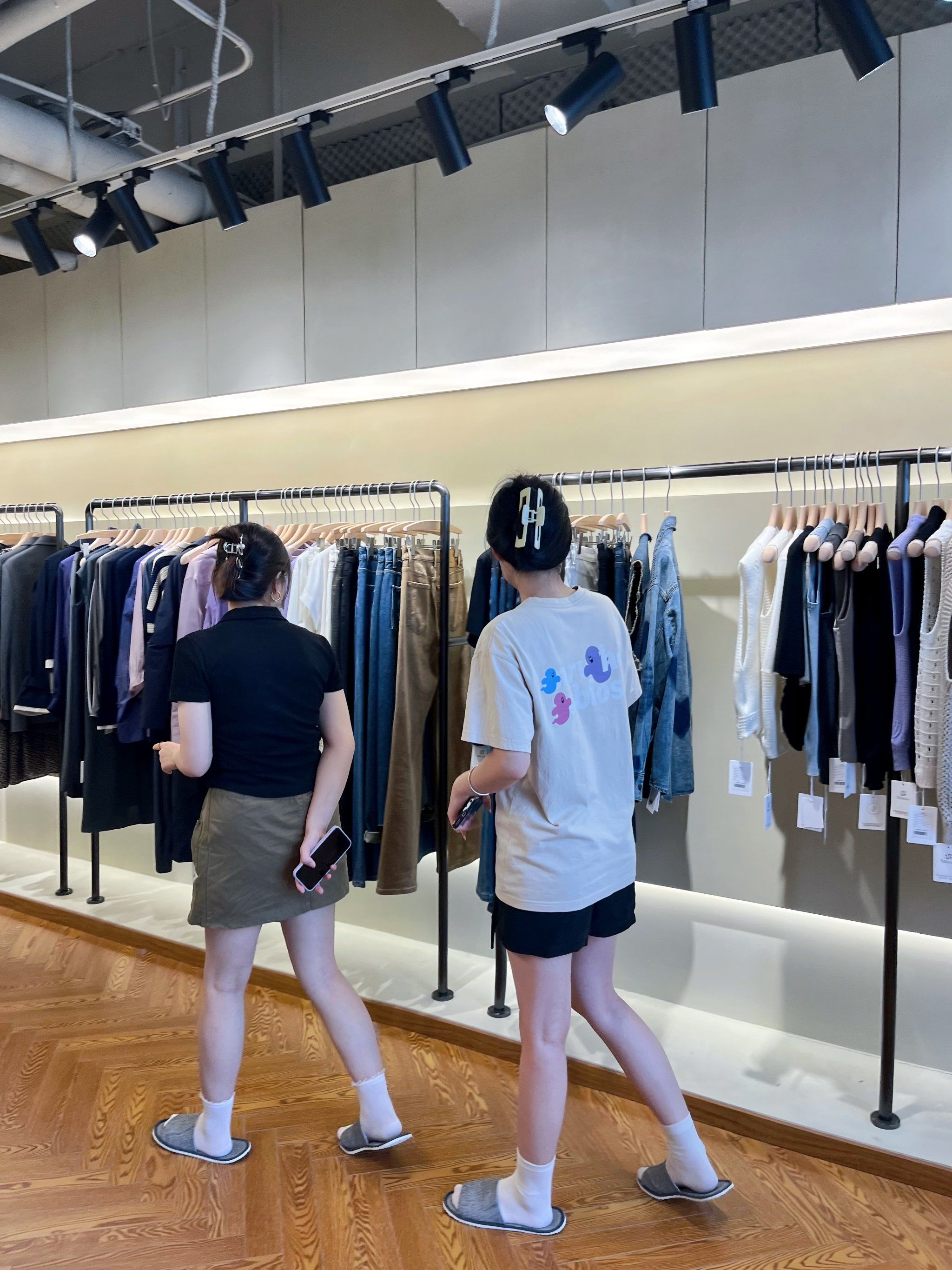 衣服真的好多啊,挂的满满的,质感很好