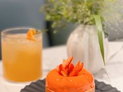 葡萄柚草莓萨伐仑松饼-潮一不贰·法式甜品·生日蛋糕·西式简餐(外滩店)