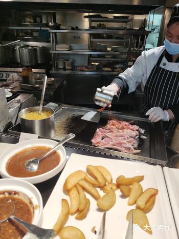 在中心大酒店阁敦湾自助餐厅的温馨午餐