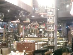 大堂-胡桃里音乐餐厅(陶溪川店)(川湘赣菜·世界百大酒庄直供红酒·音乐表演)