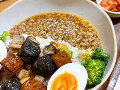 卤肉饭配德国香肠-HELLO 27 意面·沙拉·帕尼尼