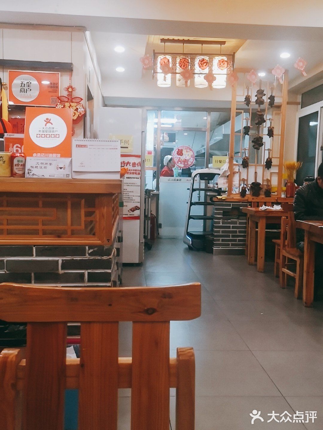 本来想吃旁边那家饭店，结果没开门，就想随便找一系家