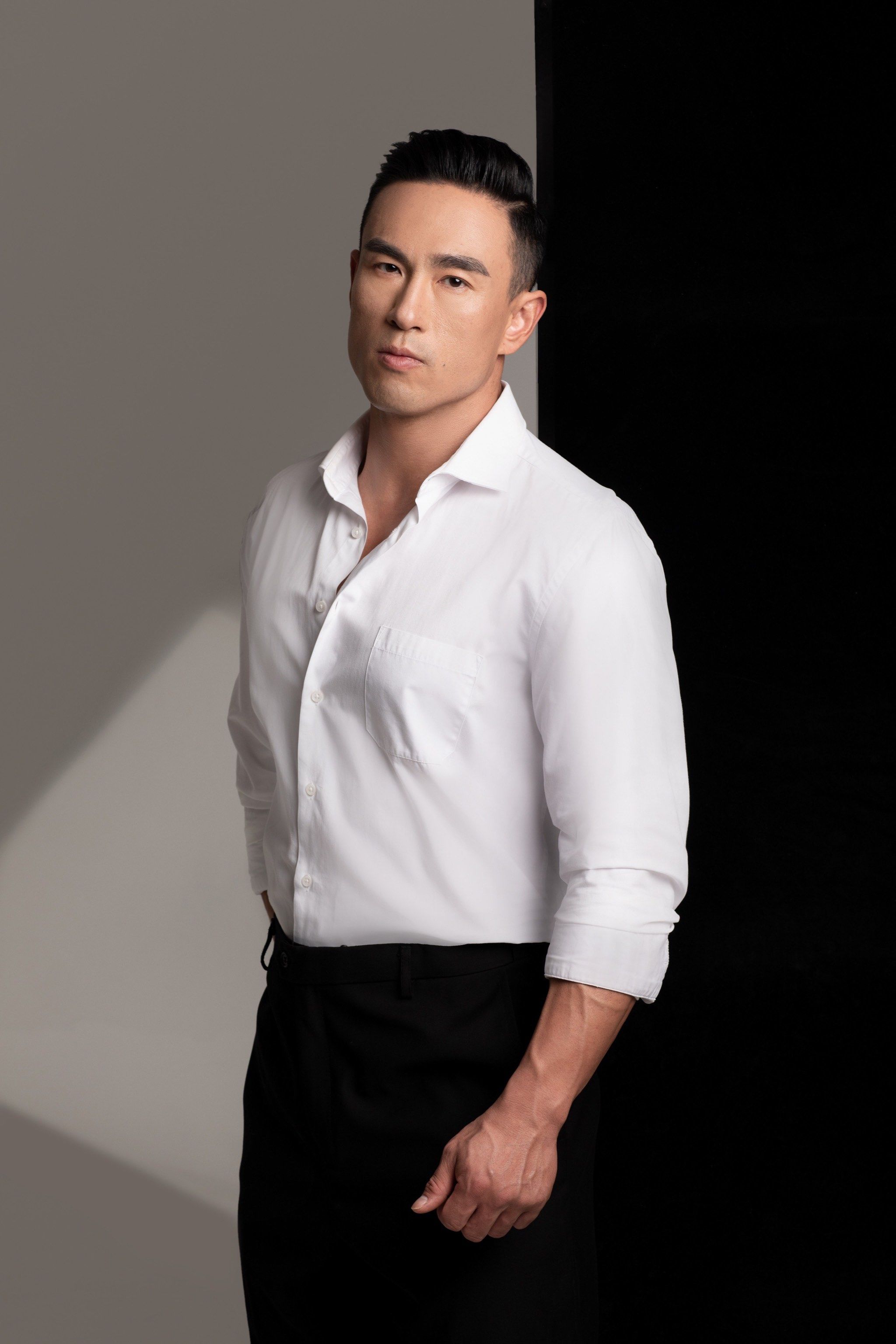 男人一定要穿白衬衣拍一组这样的写真