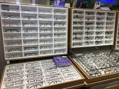 -美式眼镜·授权蔡司.依视路.尼康.豪雅.明月(人民广场店)