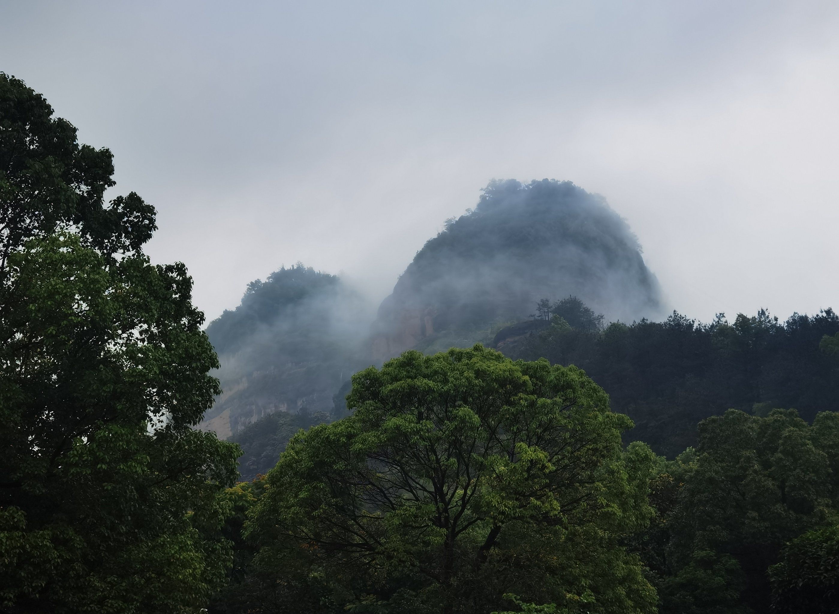 永康市方岩风景区云雾缭绕细雨蒙蒙别有一番