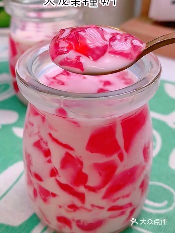 火龙果冻撞奶，夏天消暑饮品，Q弹爽滑。
