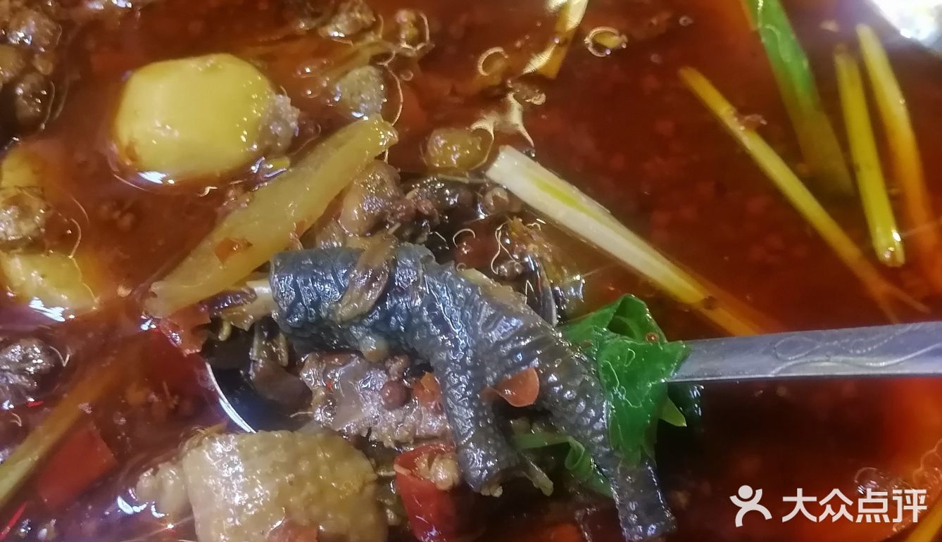 汤锅冒热气