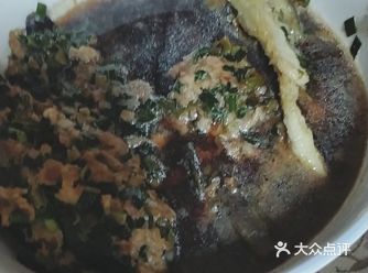 韭菜切末，和肉馅搅拌到一起