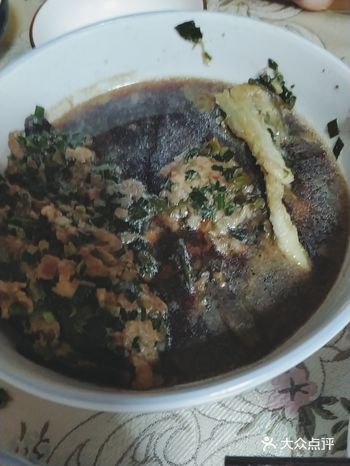 韭菜切末,和肉馅搅拌到一起