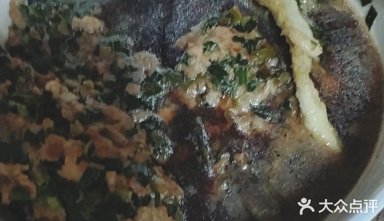 韭菜切末，和肉馅搅拌到一起