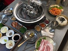 -围炉肉舍•炭烤活鳗•丹东海鲜烤肉(步行街店)