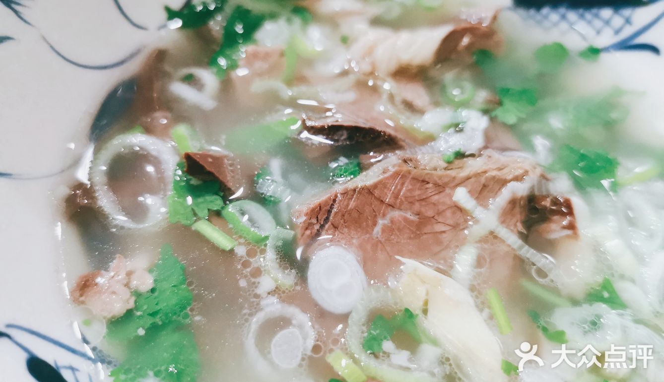 清早就顾客爆满的饸饹和水盆羊肉馆
