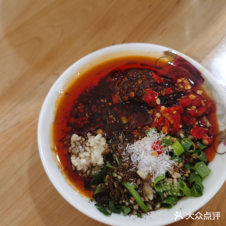 事情起因：到彭州来看油菜花，结果中午差点找不到吃的